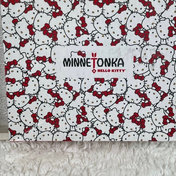 Minnetonka Hello Kitty Limited Edition Booties Brown Suede Leather NWT SZ 6 Rare - Picture 8 of 8